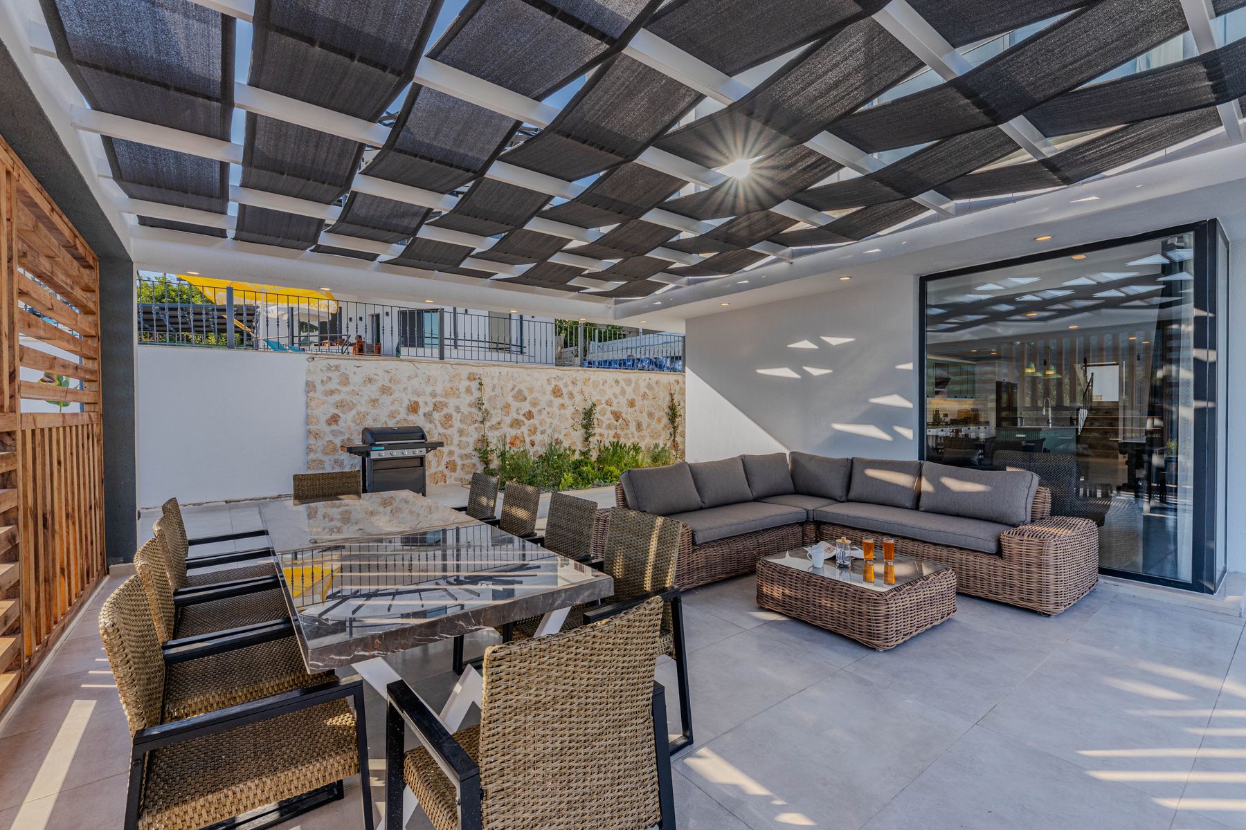 Pergola ajourée offrant de l'ombre sur une terrasse