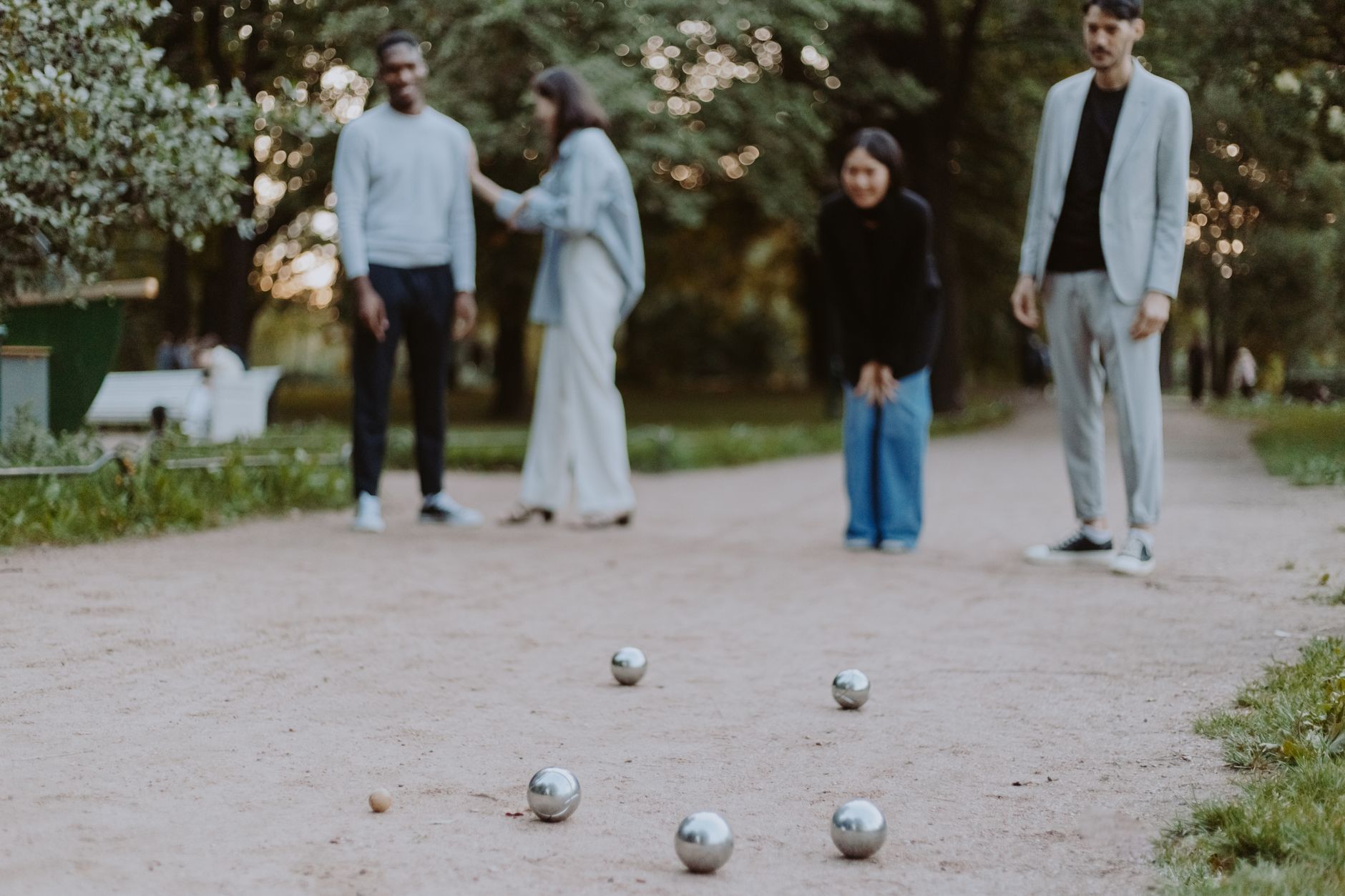 Partie de pétanque entre amis dans un parc