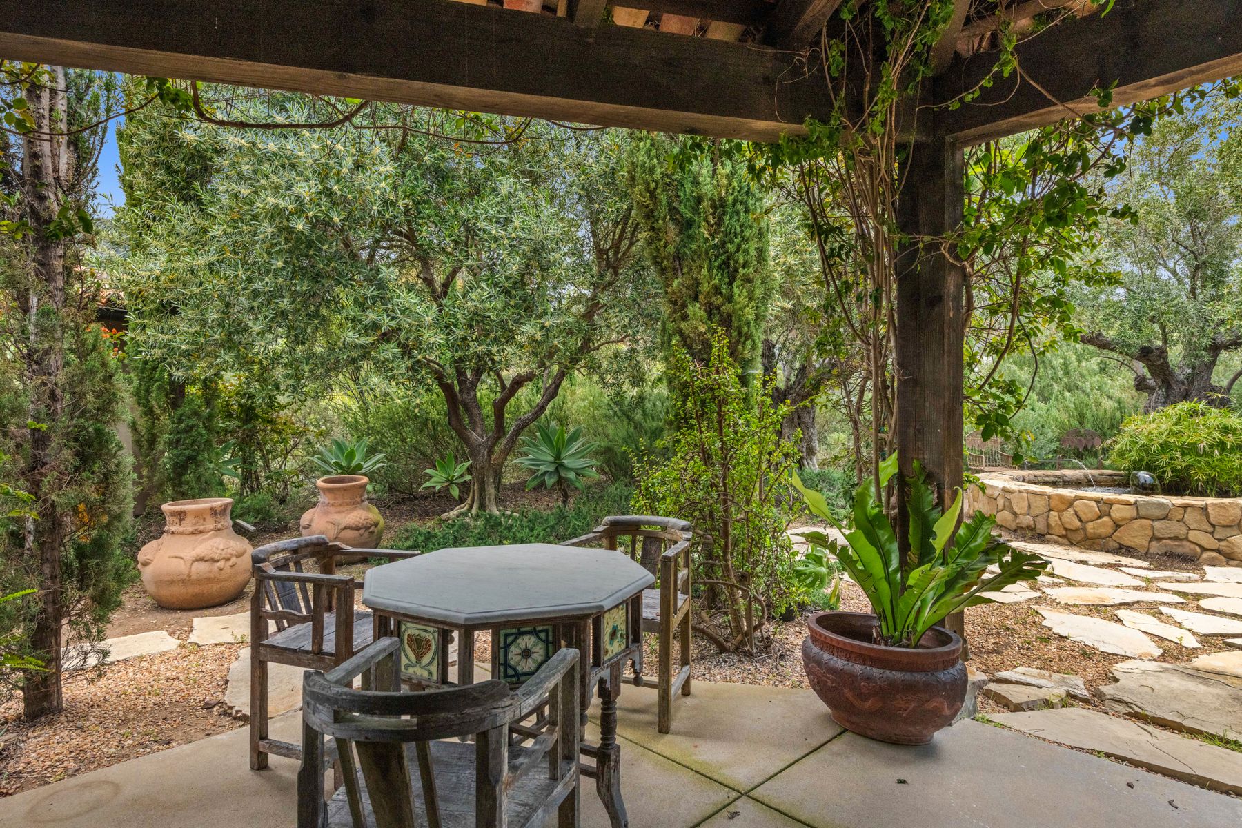 Terrasse ombragée dans un jardin méditerranéen