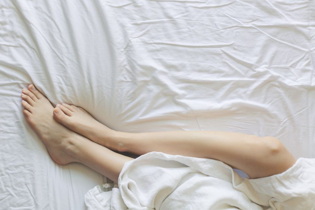 Lit défait le matin avec draps clairs