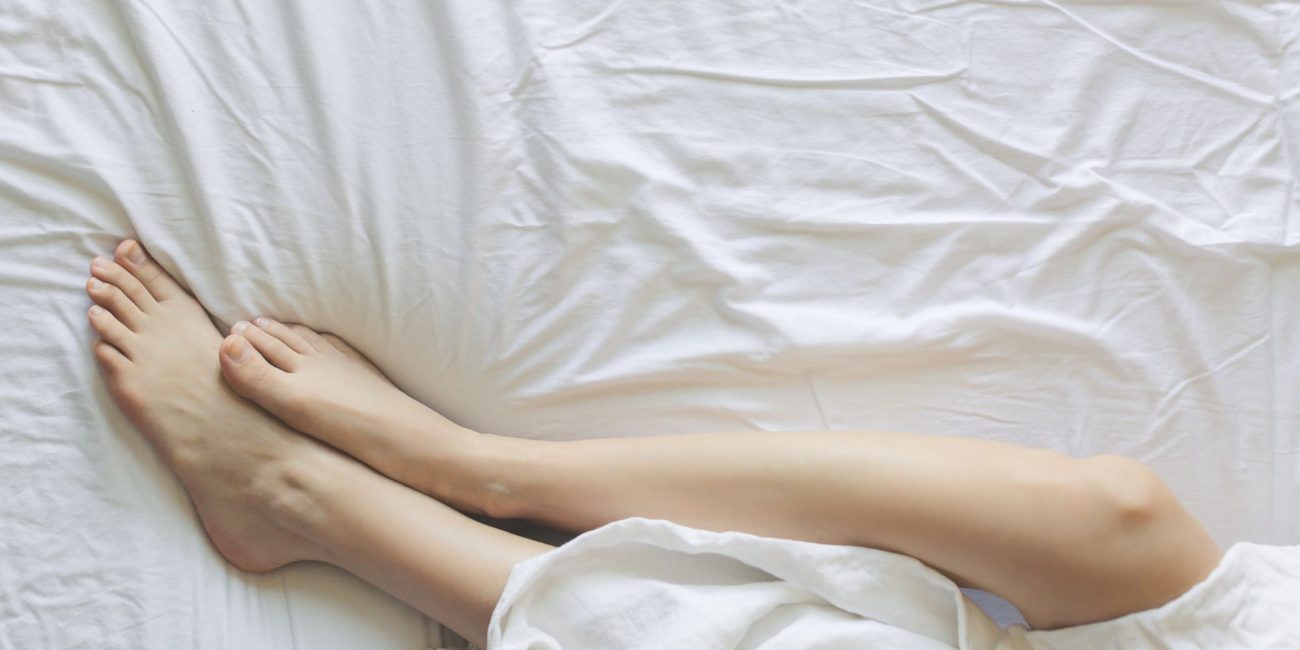 Lit défait le matin avec draps clairs