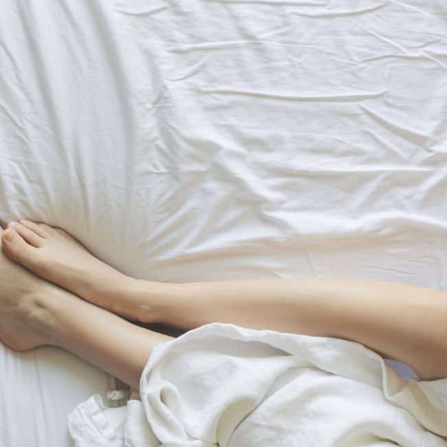 Lit défait le matin avec draps clairs