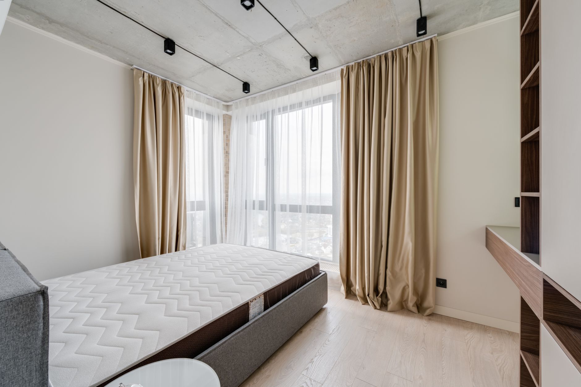 Chambre lumineuse avec literie claire