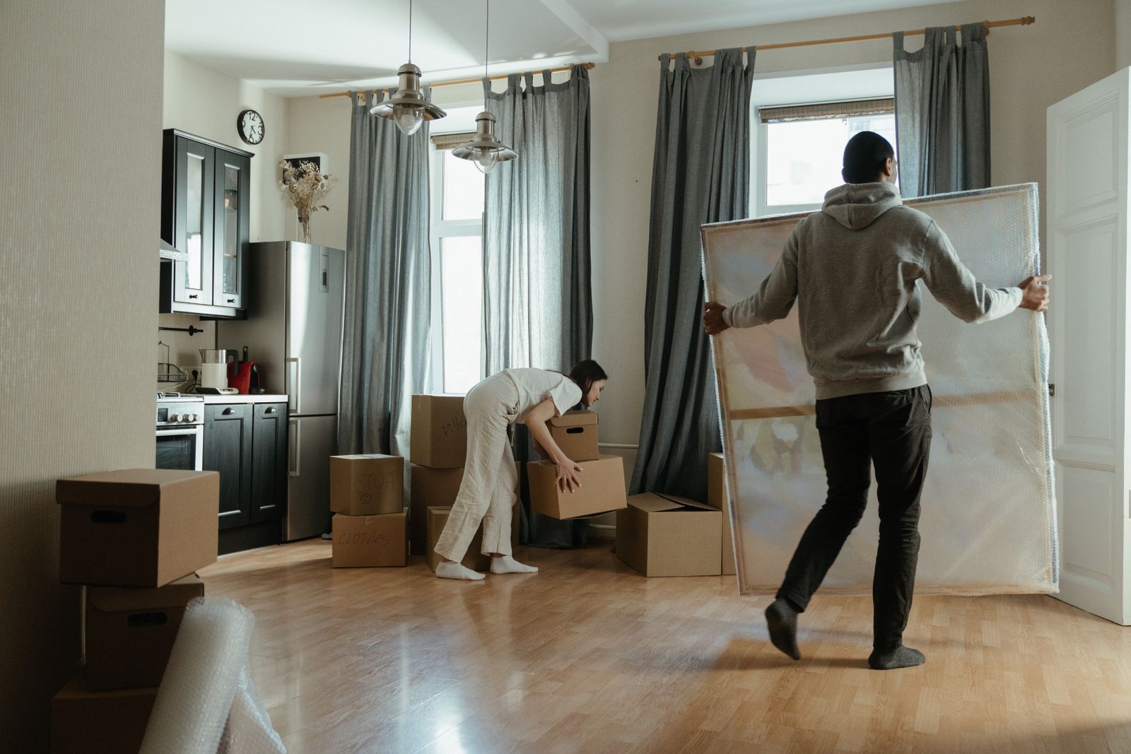 Couple qui déballe des cartons dans un nouvel appartement