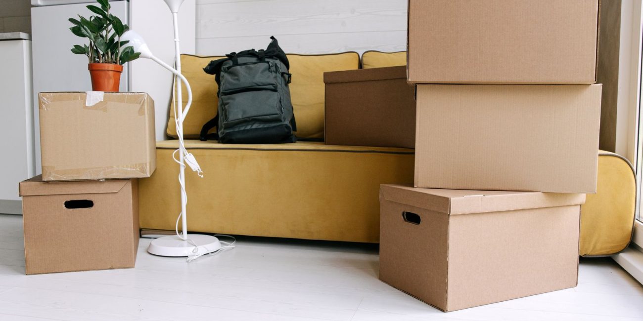 Cartons de déménagement dans un salon de premier logement